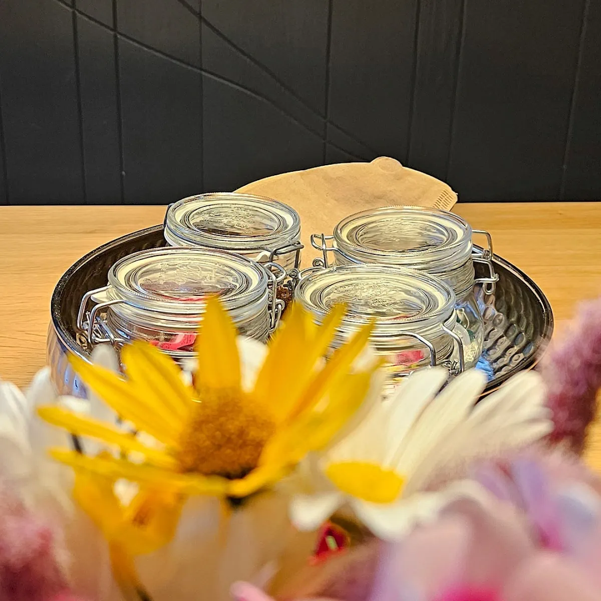 Bloemen op de eettafel in vakantieappartement Zirmhof