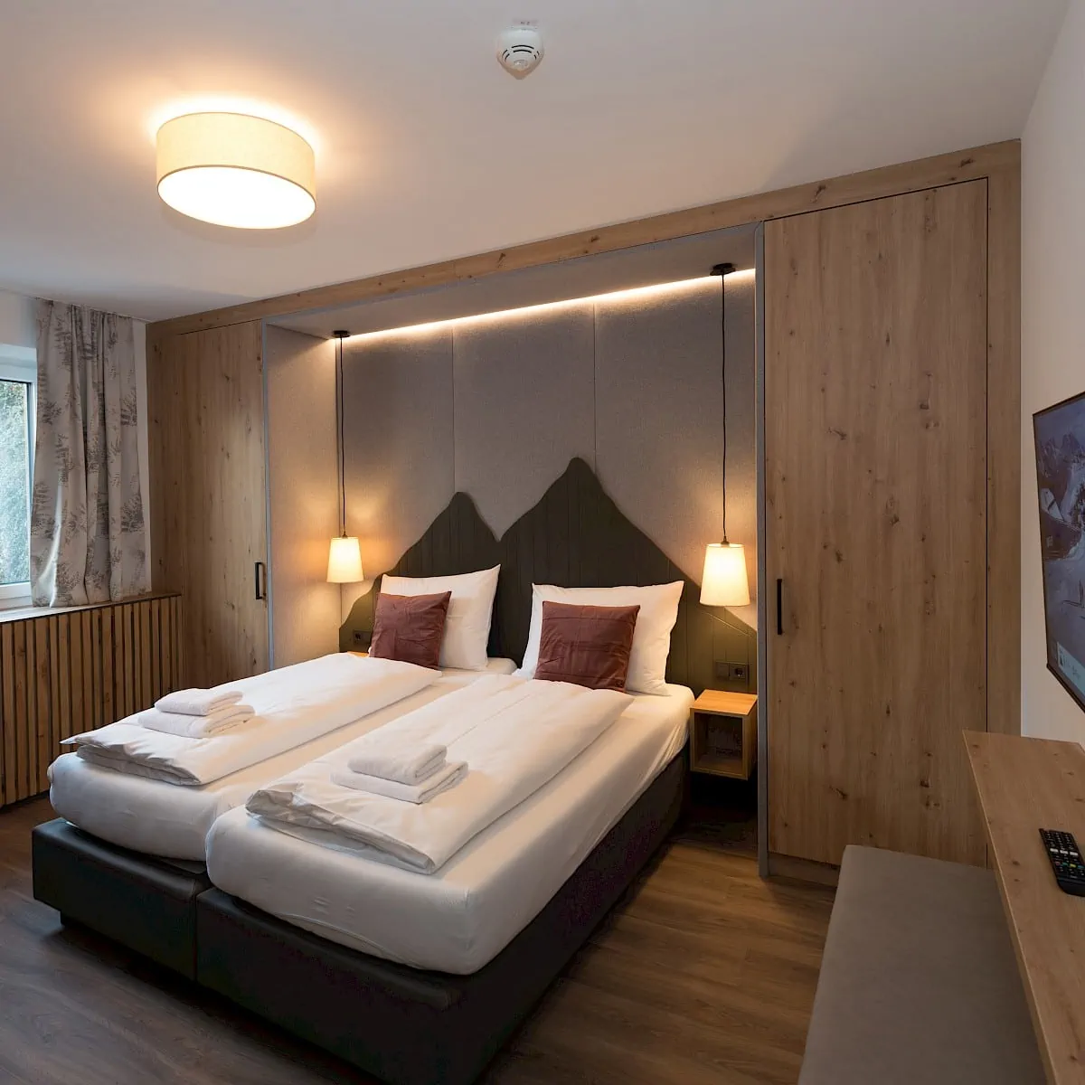 Schlafzimmer mit Couch und Überbett | Zirm 1 | Zirmhof Apartments in Saalbach