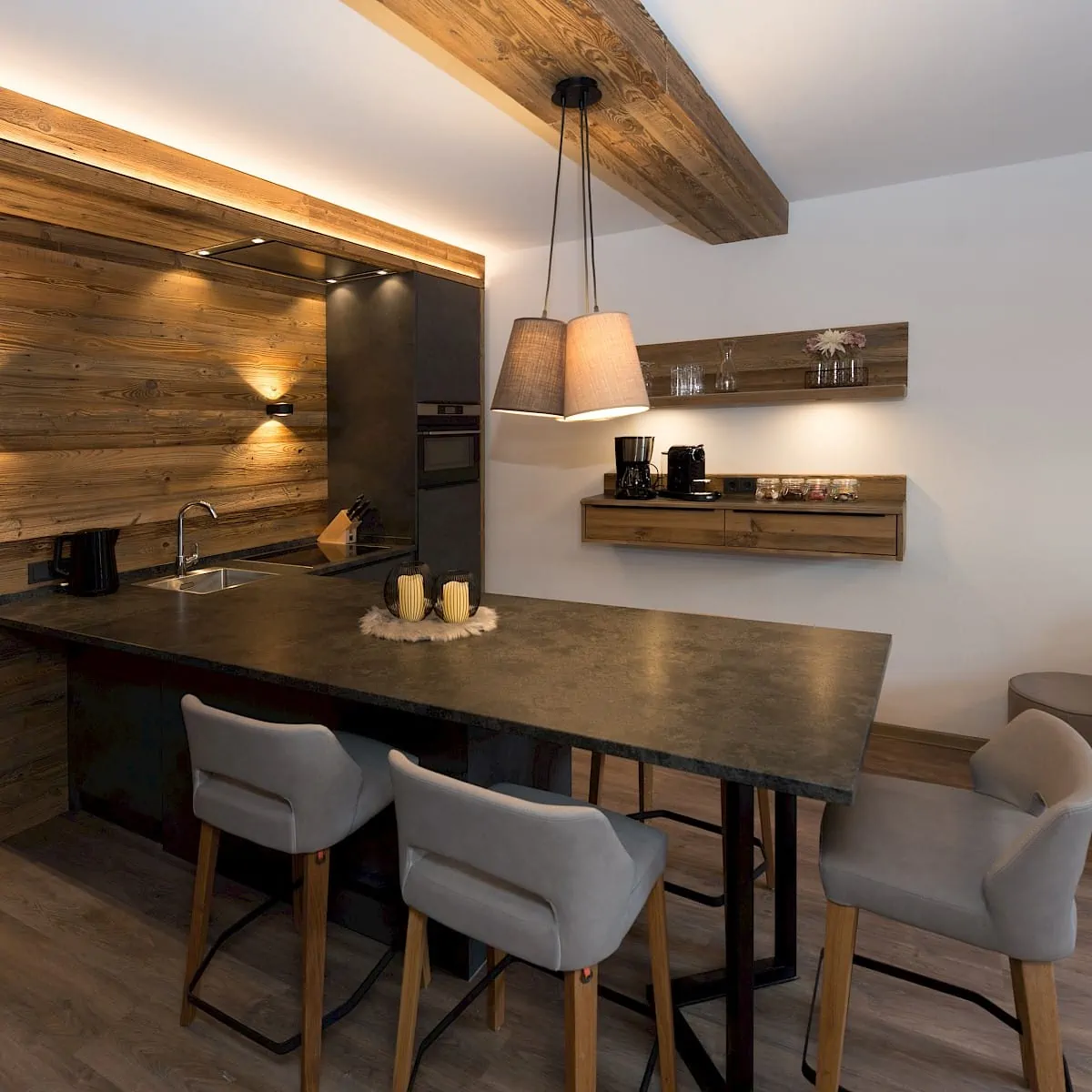 Kitchen with dining table in Zirm 1 | Zirmhof Apartments