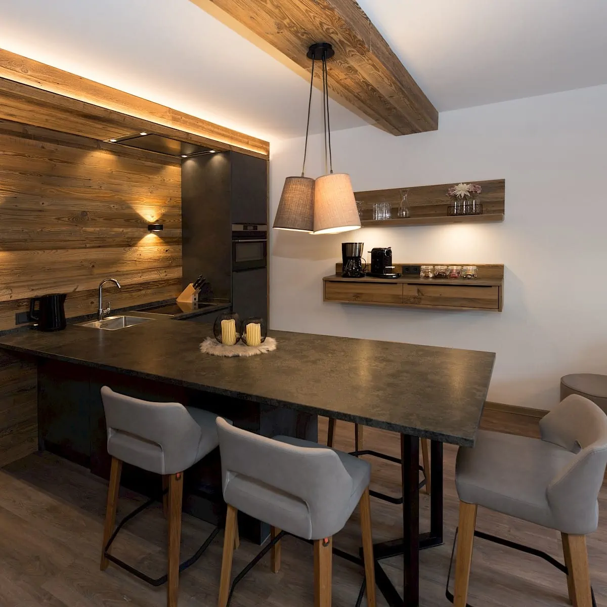 Küche und Essbar von Zirm 1 | Zirmhof Apartments in Saalbach