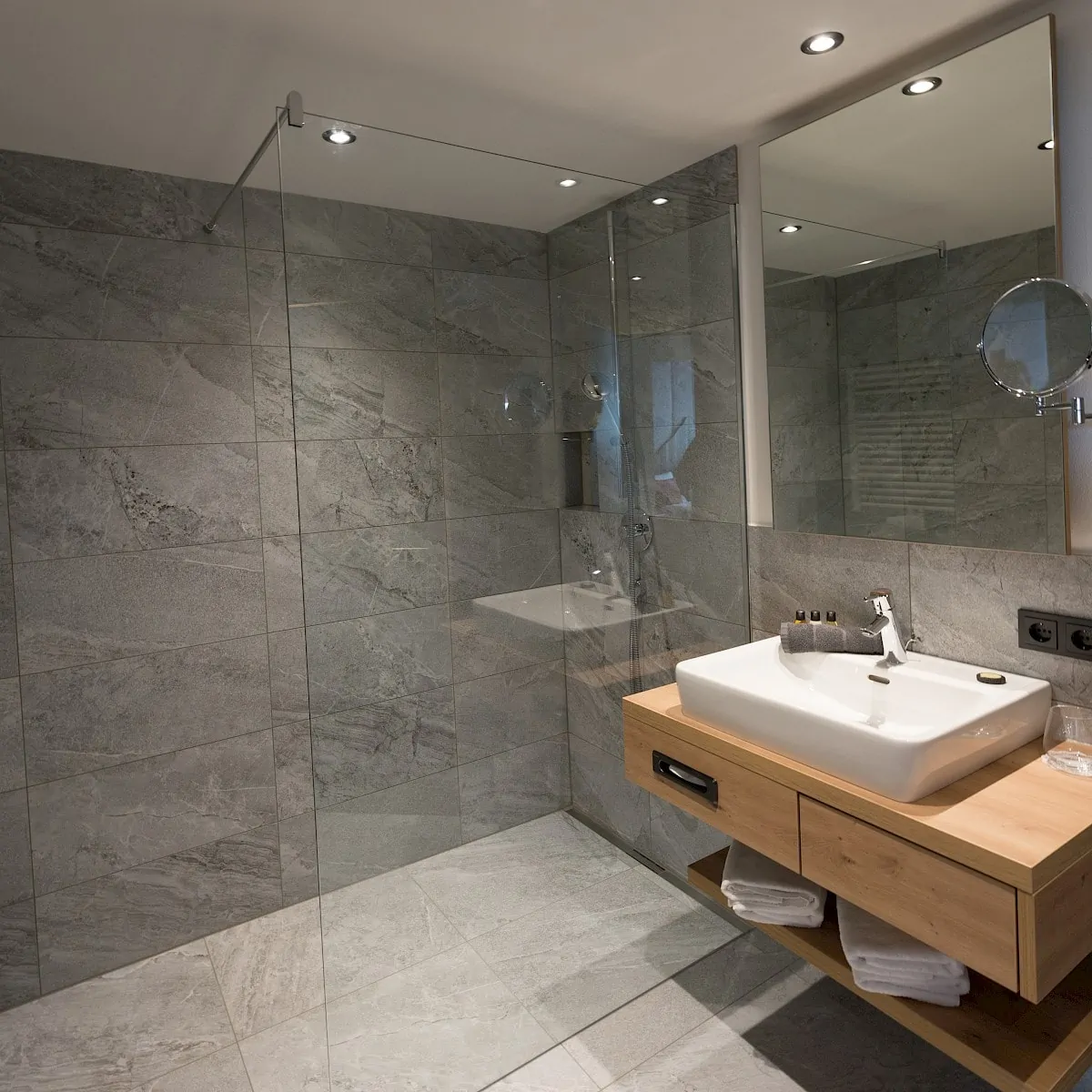 Bathroom Zirm 5 | Zirmhof Apartments in Saalbach