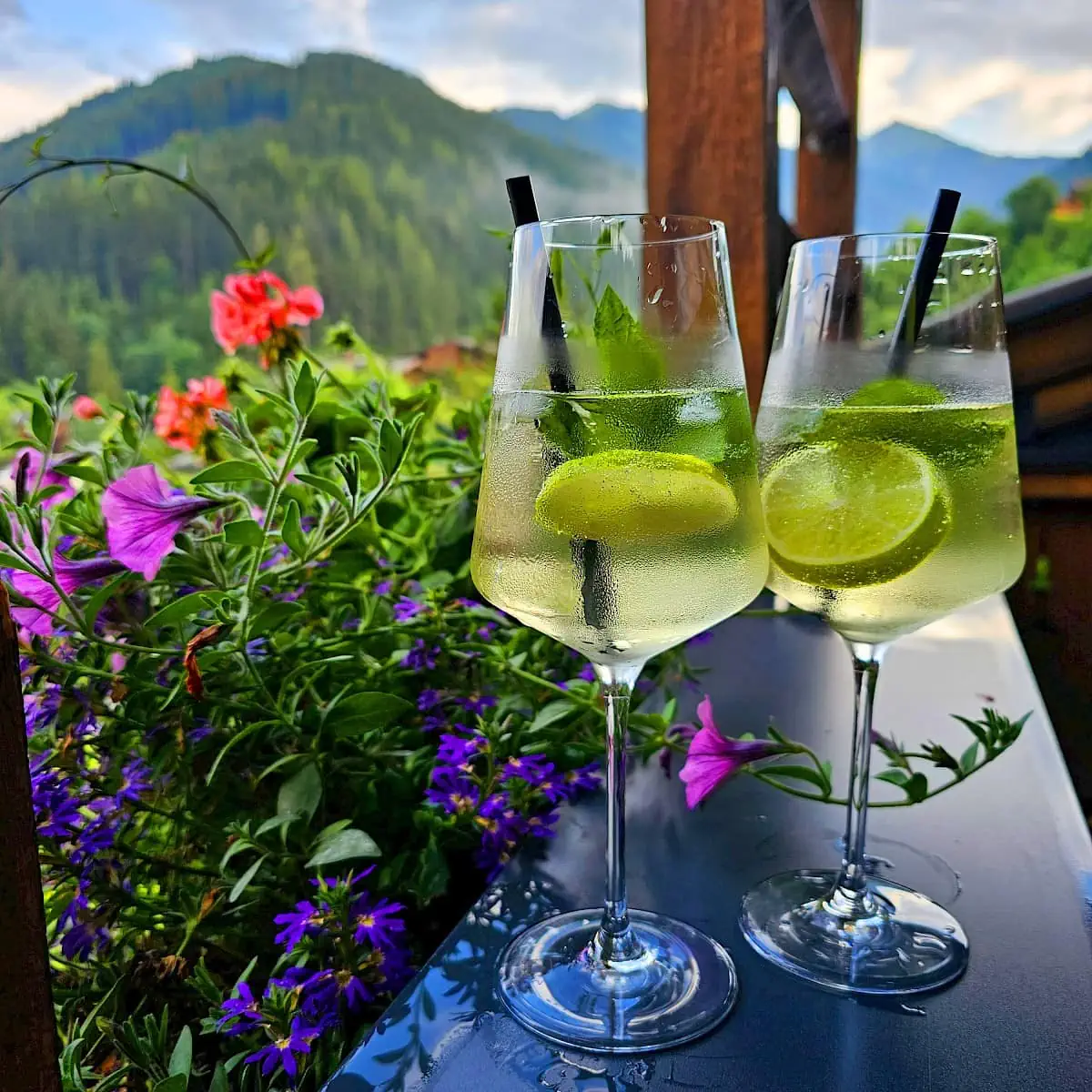 Aussicht von Balkon mit Getränk