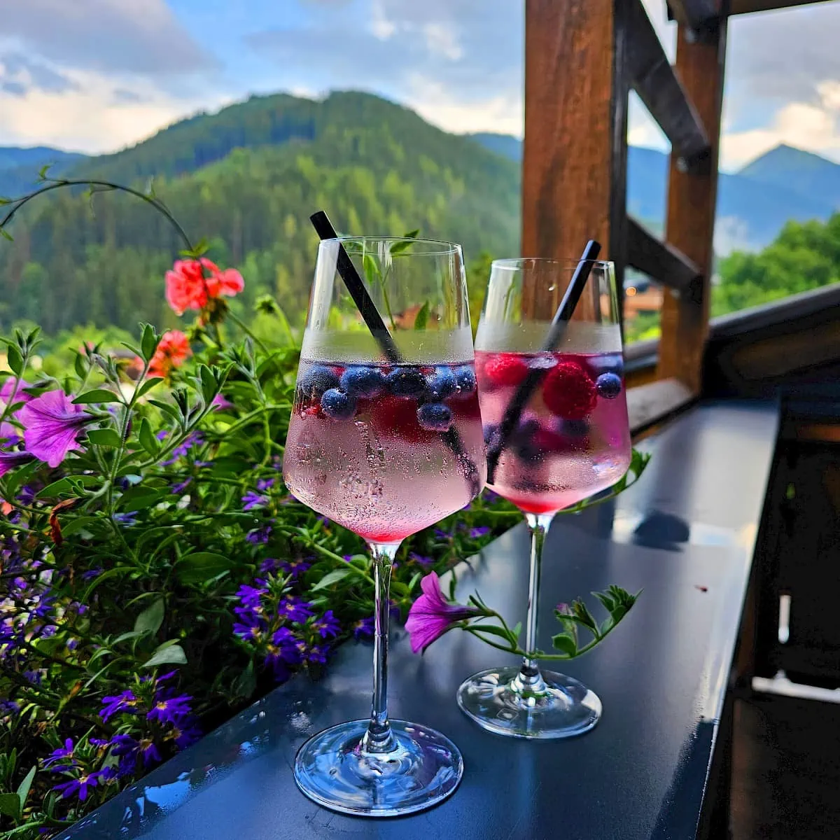 Uitzicht met drankje op het balkon van de Zirmhof