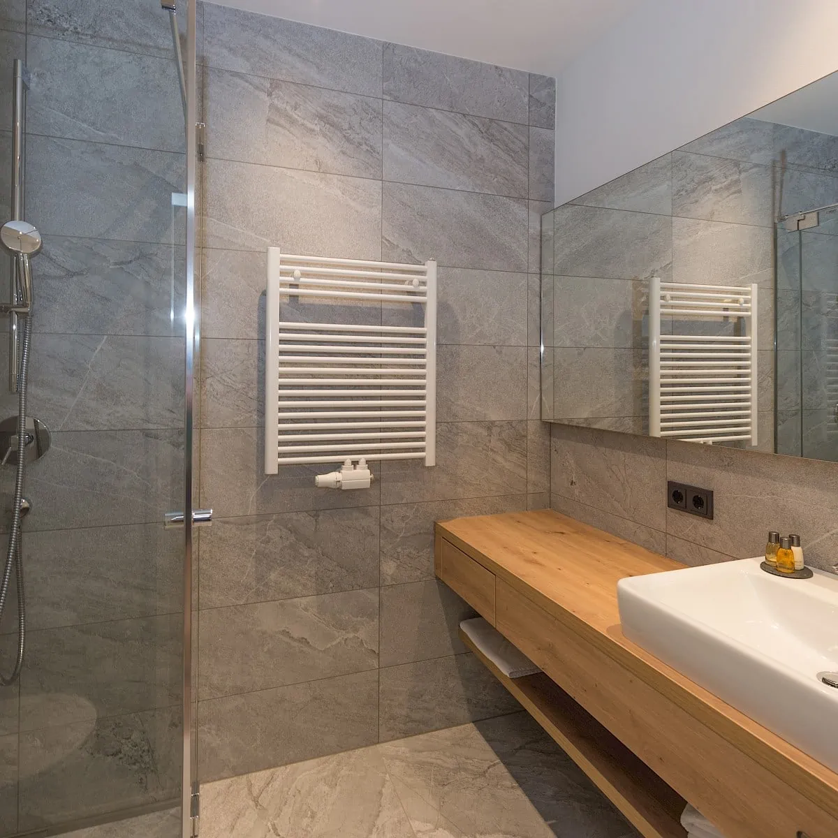 Bathroom Zirm 3 | Zirmhof Apartments in Saalbach