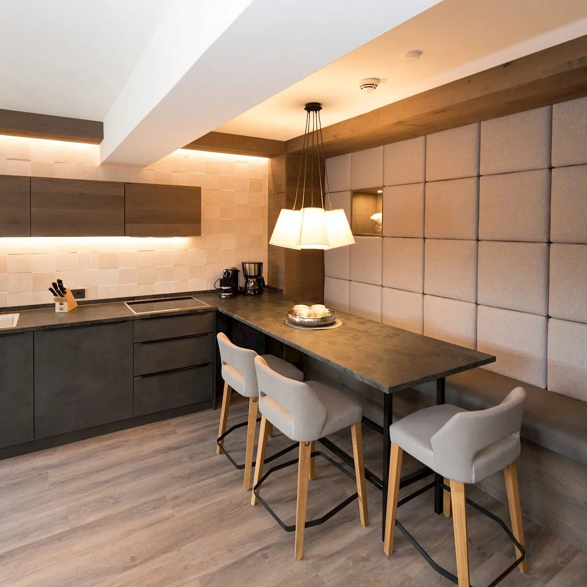 Kitchen and dining table | Zirmhof Apartments in Saalbach