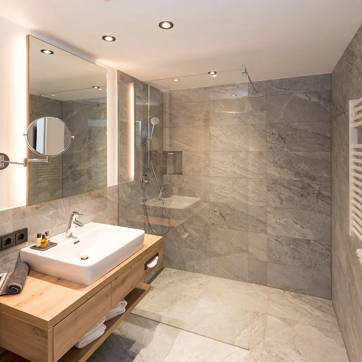 Badezimmer | Zirmhof Apartments in Saalbach