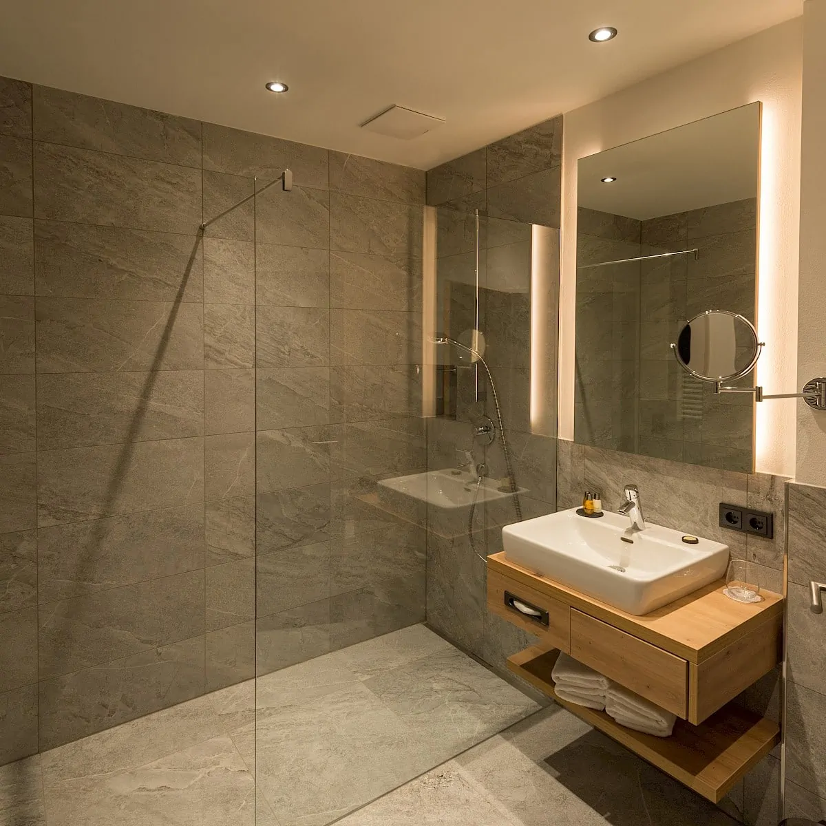 Badezimmer Zirm 2 | Zirmhof Apartments in Saalbach