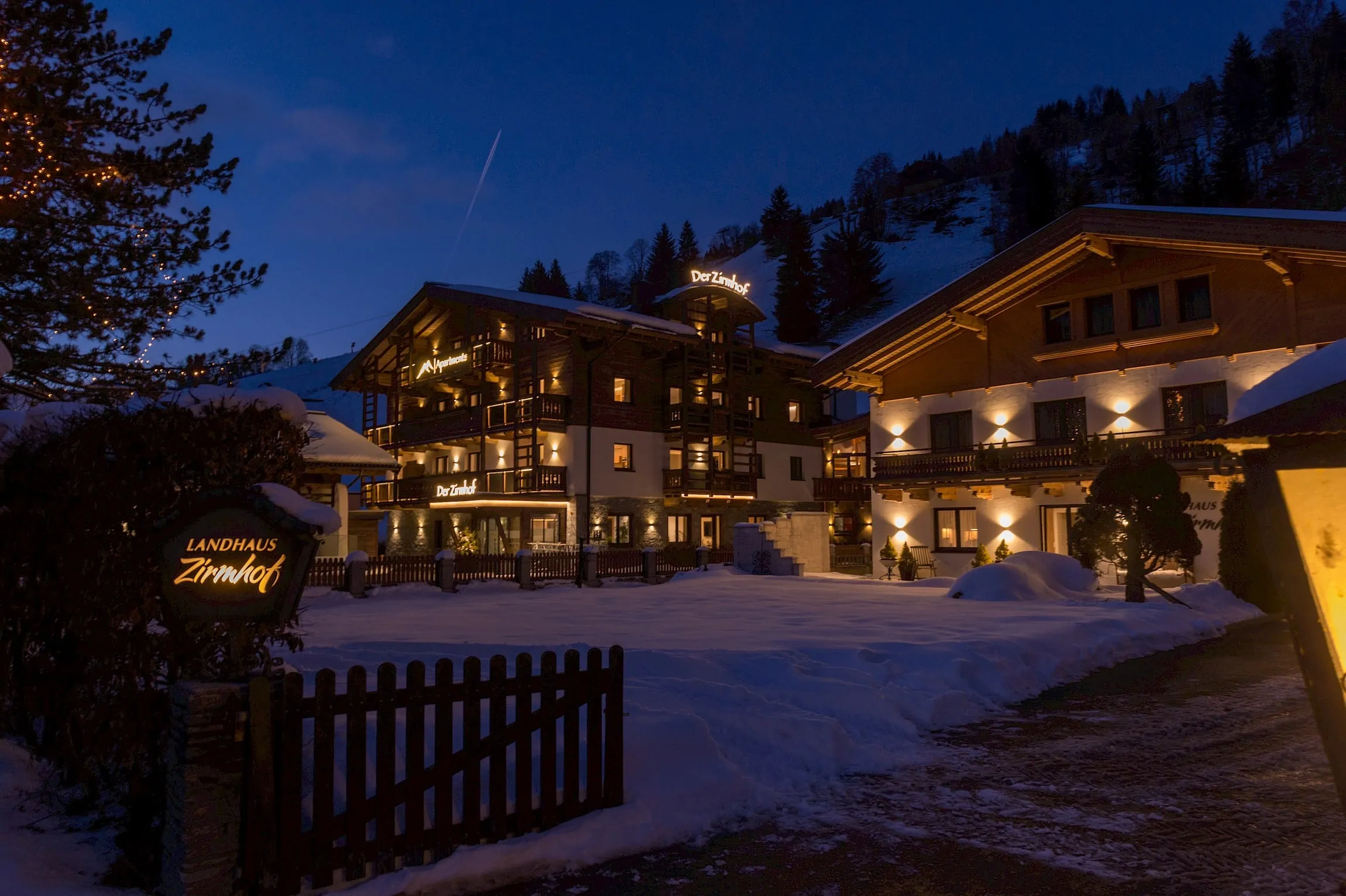 Zirmhof Apartments und Landhaus im Winter bei Nacht