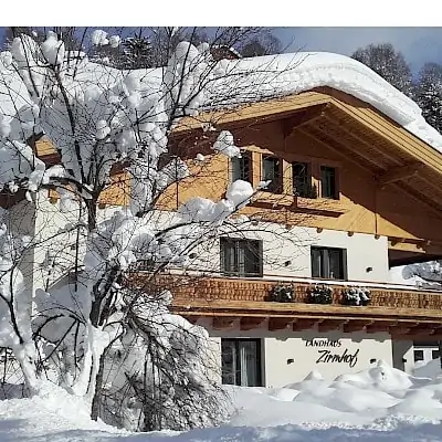 Aussenansicht Landhaus Zirmhof im Sommer