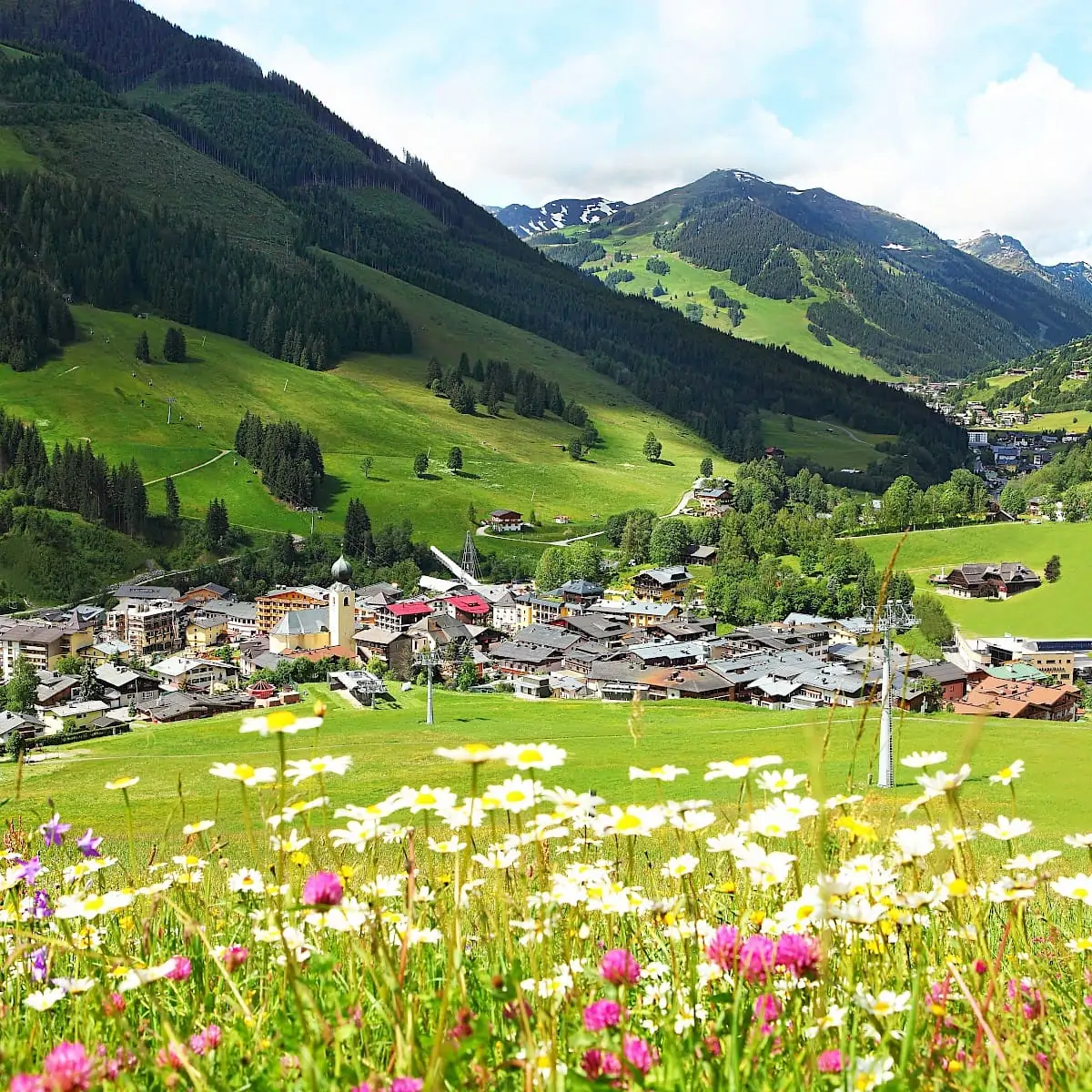 Center of Saalbach with view from Sonnseitpromenade | Der Zirmhof Apartments