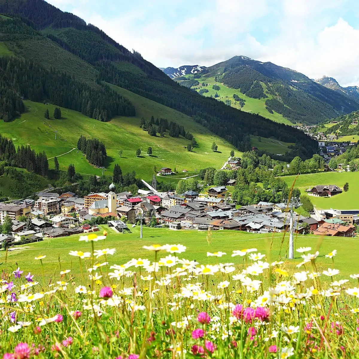 Dorp Saalbach Uitzicht vanaf de Sonnside Promenade | De Zirmhof Apartments