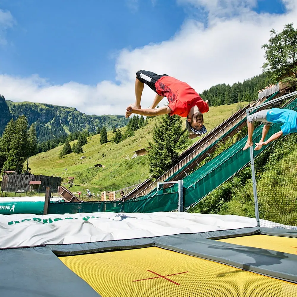 Jump'n Slide Park aan het einde van de vallei | Zirmhof Appartementen