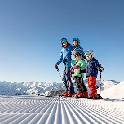 Skiing with the family in Saalbach Hinterglemm | Zirmhof Apartments