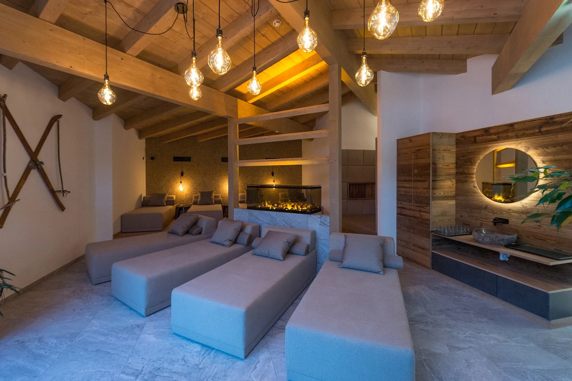 Relaxation room with hay wallpaper and loungers in the Zirmhof | Saalbach