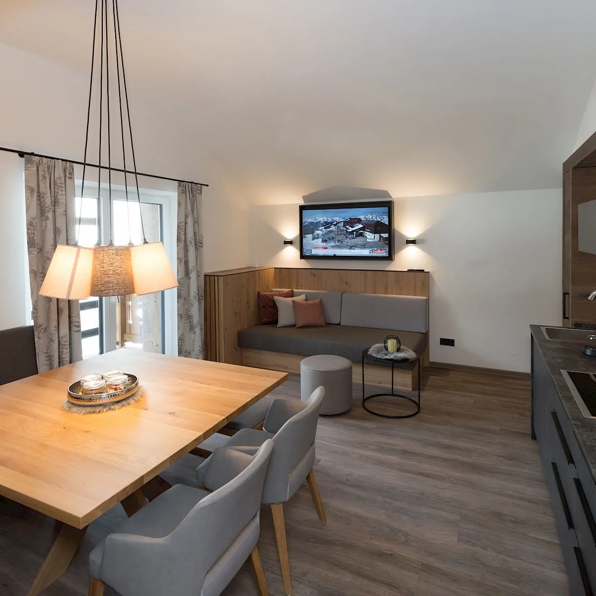 Kitchen and dining table im Zirn 13 | Zirmhof Apartments in Saalbach