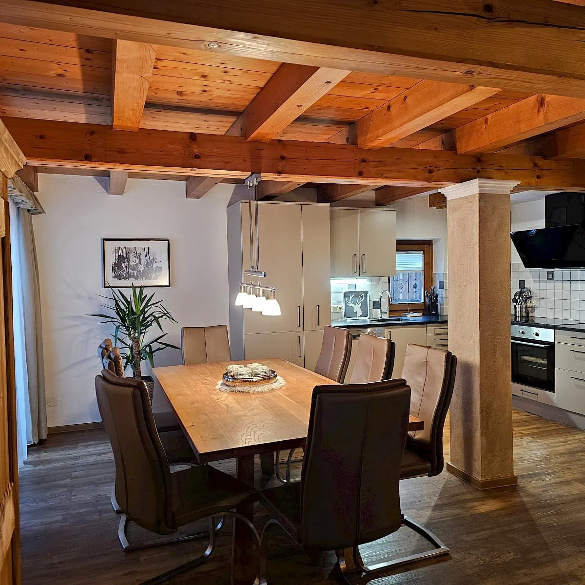 Esstisch mit Küche im Top 2 | Landhaus Zirmhof