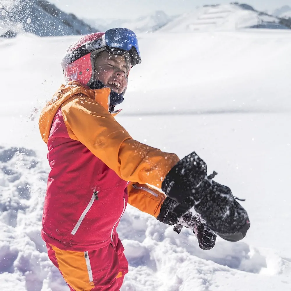 Familiepret in de sneeuw | De Zirmhof Appartementen in Saalbach