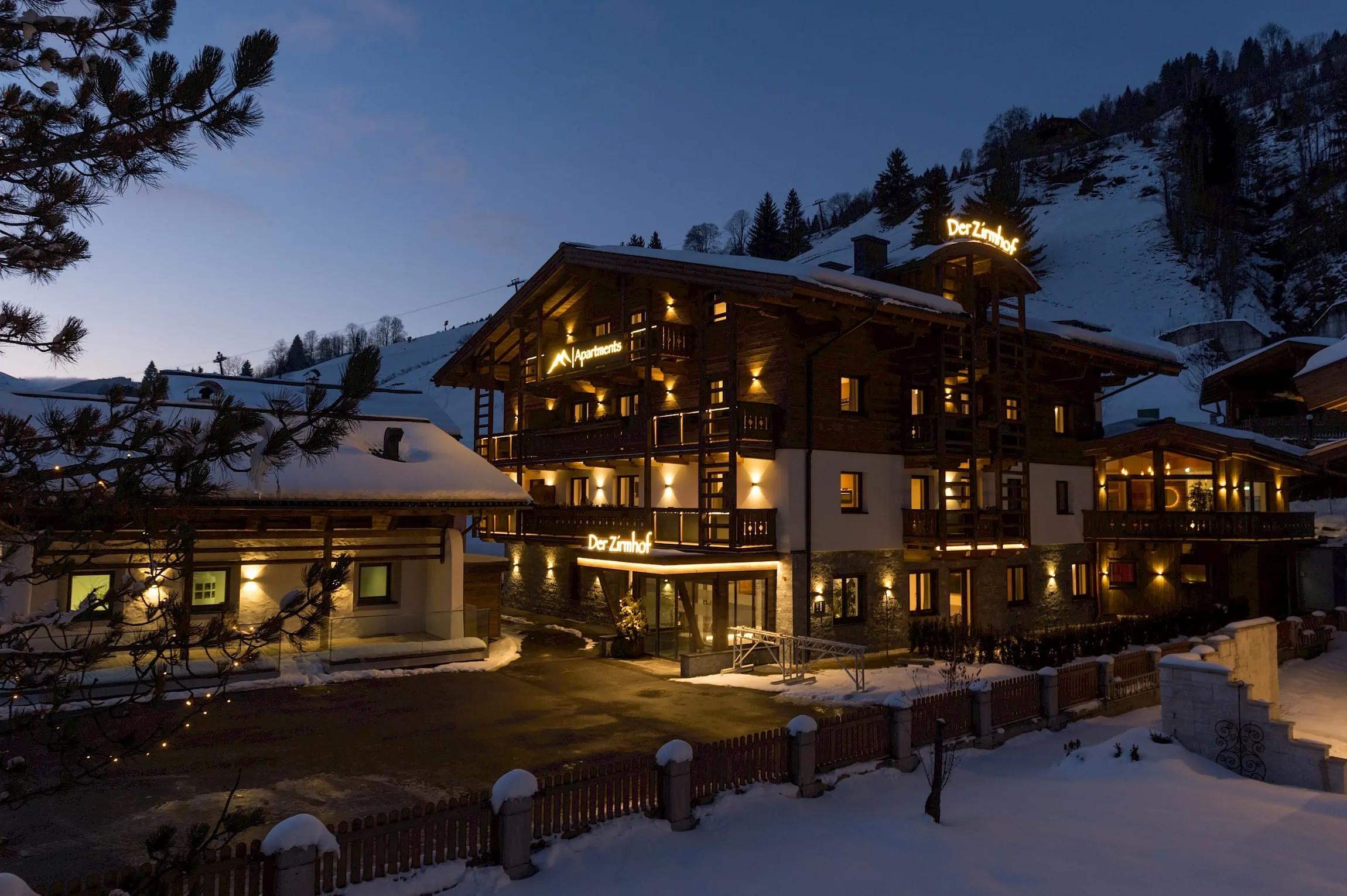 Der Zirmhof Apartments in Saalbach bei Nacht im Winter