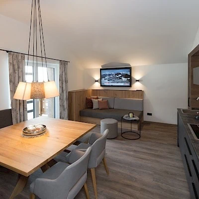 Woonkamer van vakantieappartement Zirm 13 | Zirmhof Appartementen in Saalbach