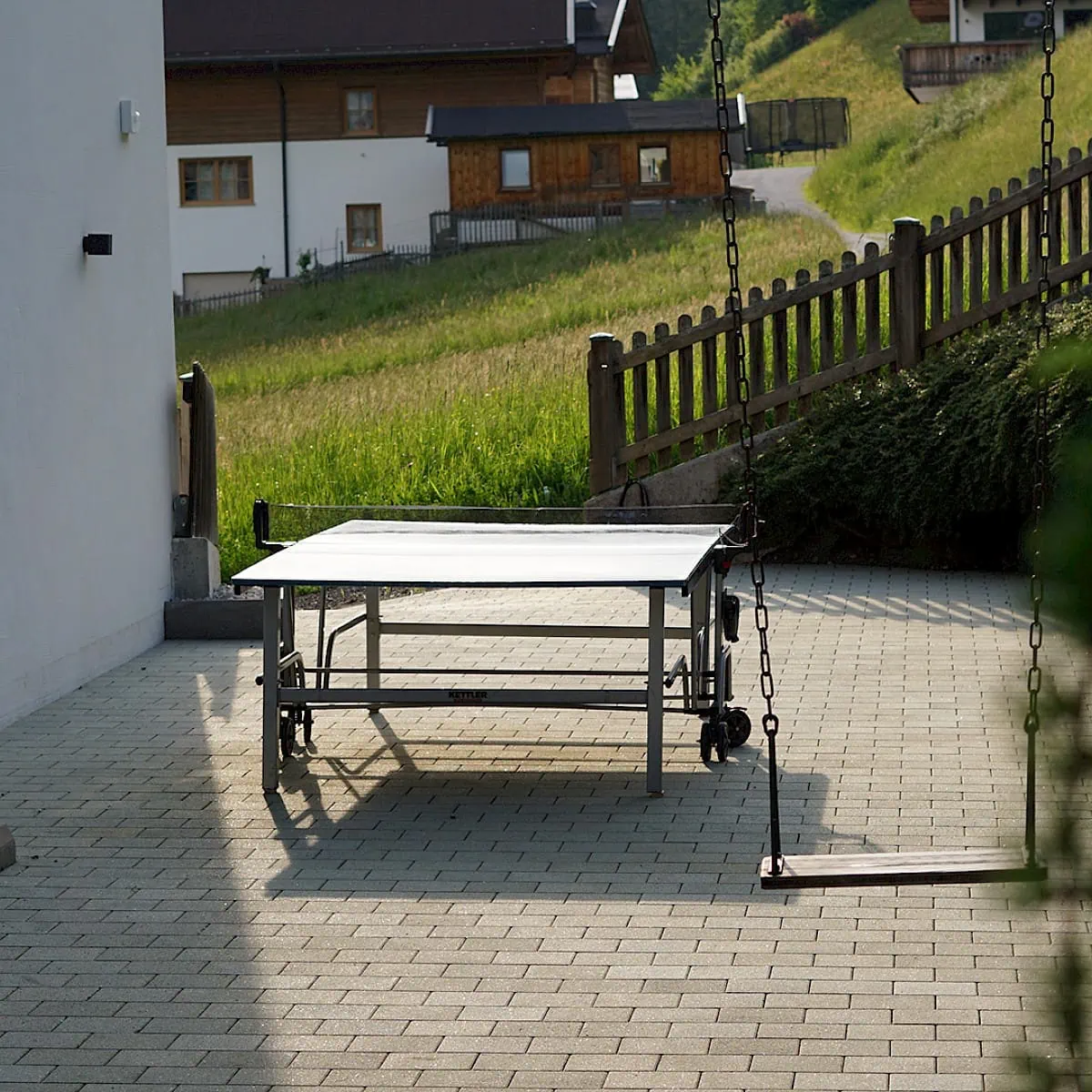 Schaukel und Tischtennisplatte | Zirmhof Apartments