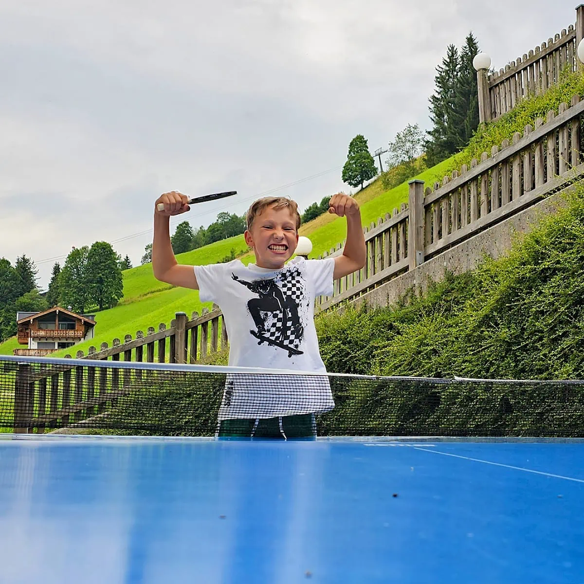 Junge hat beim Tischtennis gewonnen und freut sich