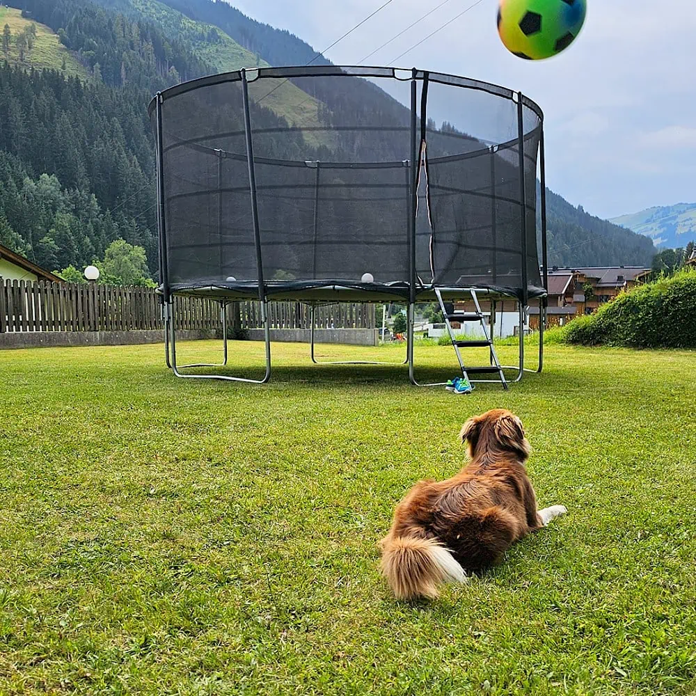 Junge spielt Fußball am Spieltplatz vom Zirmhof