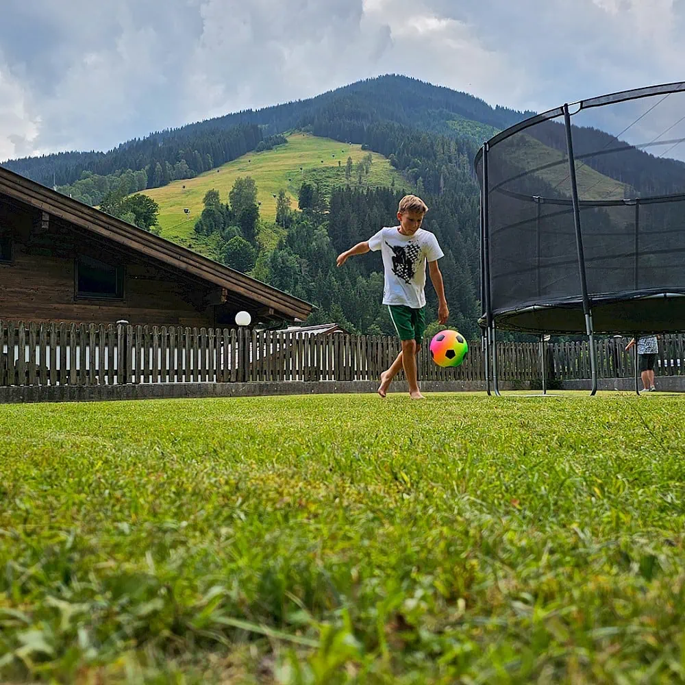 Jongen voetbalt op de speelplaats Zirmhof