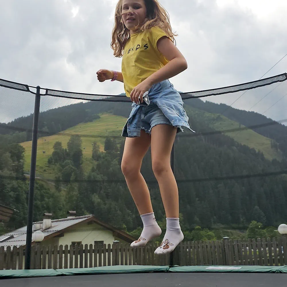 Meisje springt in de trampoline van Zirmhof