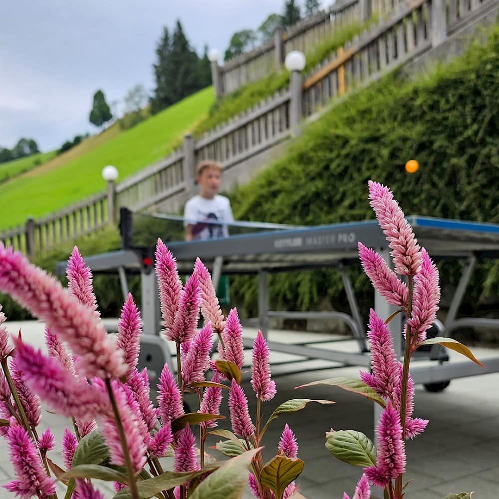 Kinder spielen Tischtennis