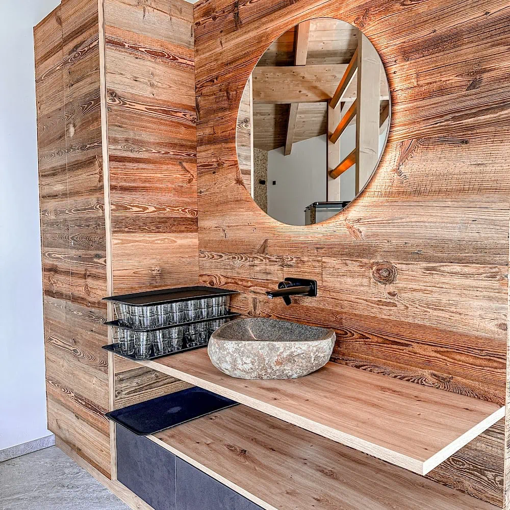 Mirror and drinking water in the Zirmhof wellness area