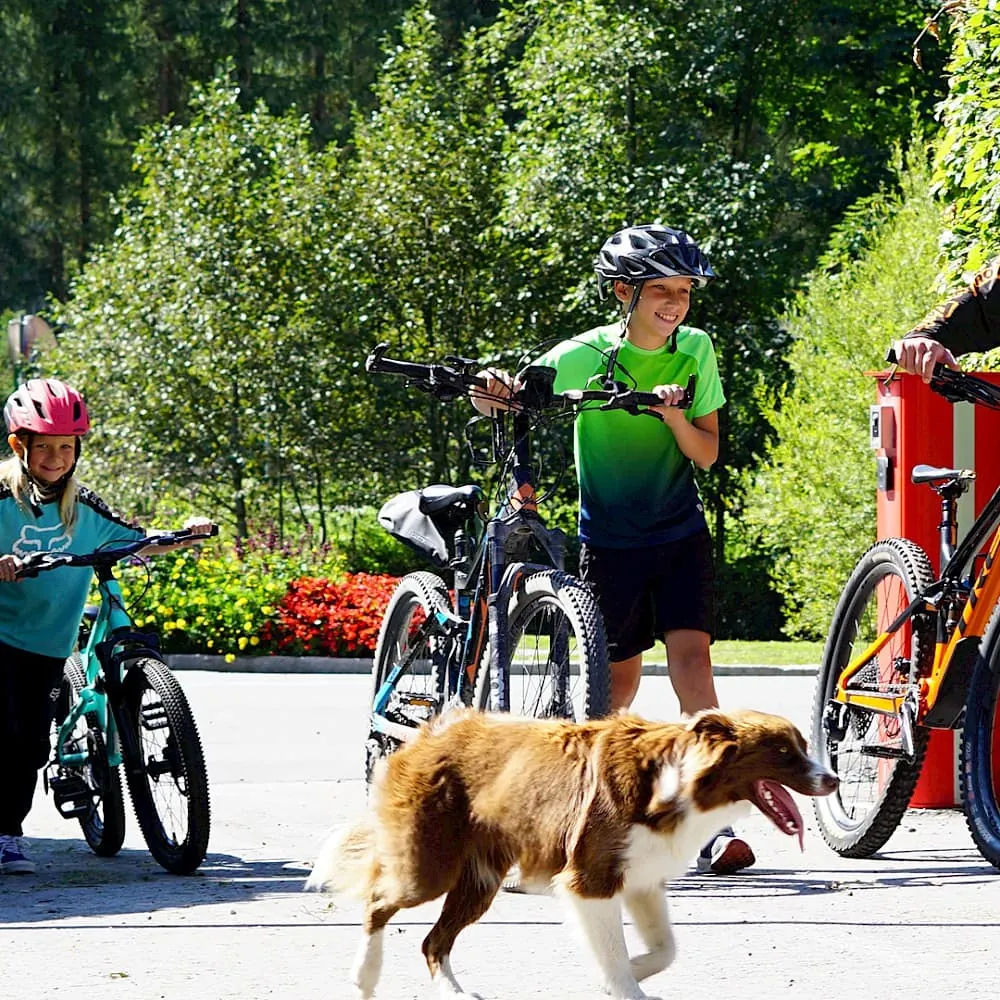 Fietsen met het gezin en de hond | Zirmhof Apartments in Saalbach