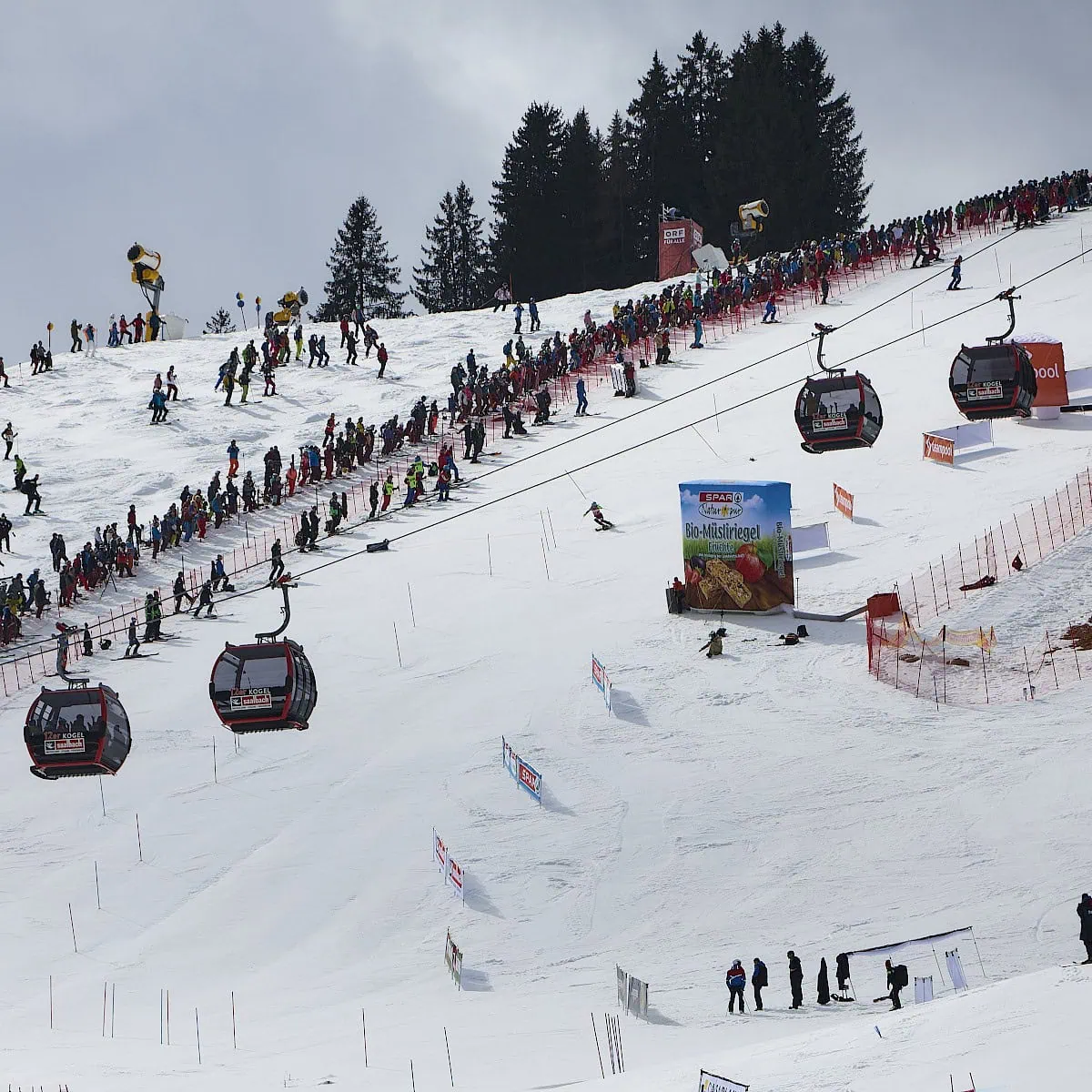Bezoekers bij de wereldbekerfinale ski 2024 op de 12er Kogel